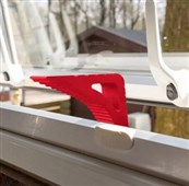 DEN BRAVEN Zarážka do dveří a oken DOOR STOPPER červená